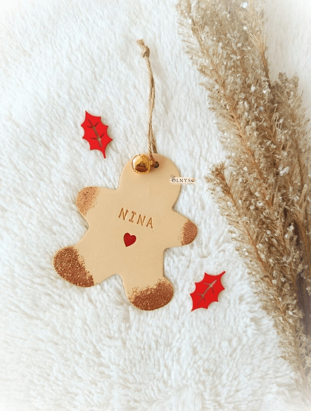 Décoration en argile / Ornement de Noël ~ Bonhomme avec prénom (personnalisable)