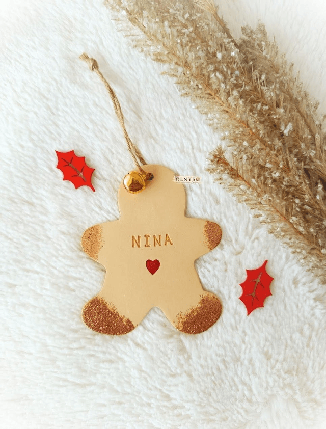 Décoration en argile / Ornement de Noël ~ Bonhomme avec prénom (personnalisable)