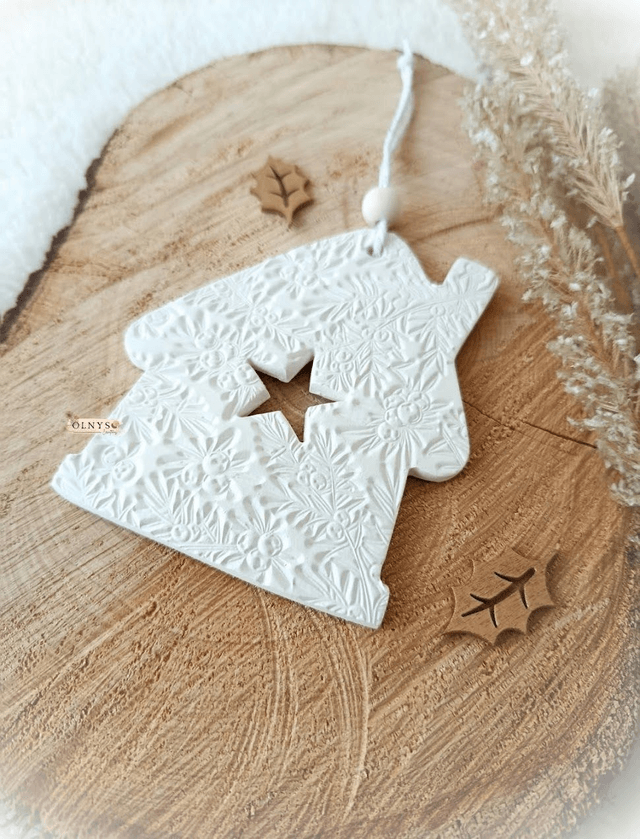 Décoration en argile /  Ornement de Noël ~ Maison (relief houx) 