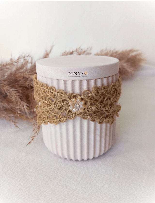 Pot rainuré en plâtre avec ruban de jute - Modèle Sweet Pink