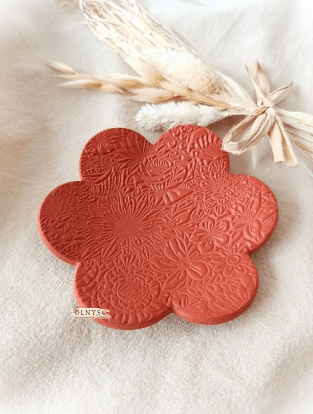 Coupelle porte bijoux en argile couleur terracotta motif floral en relief / Vide-poche