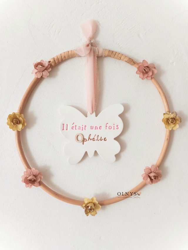 Couronne en osier avec suspension en argile & petites fleurs en papier