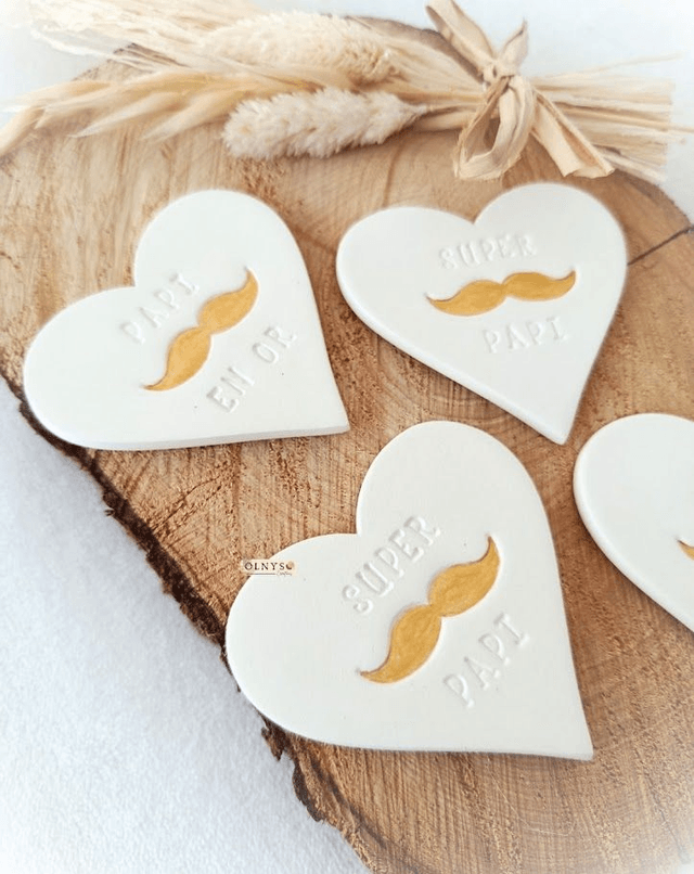 Magnet en argile forme coeur "Papi en or / Super Papi" motif moustache doré 