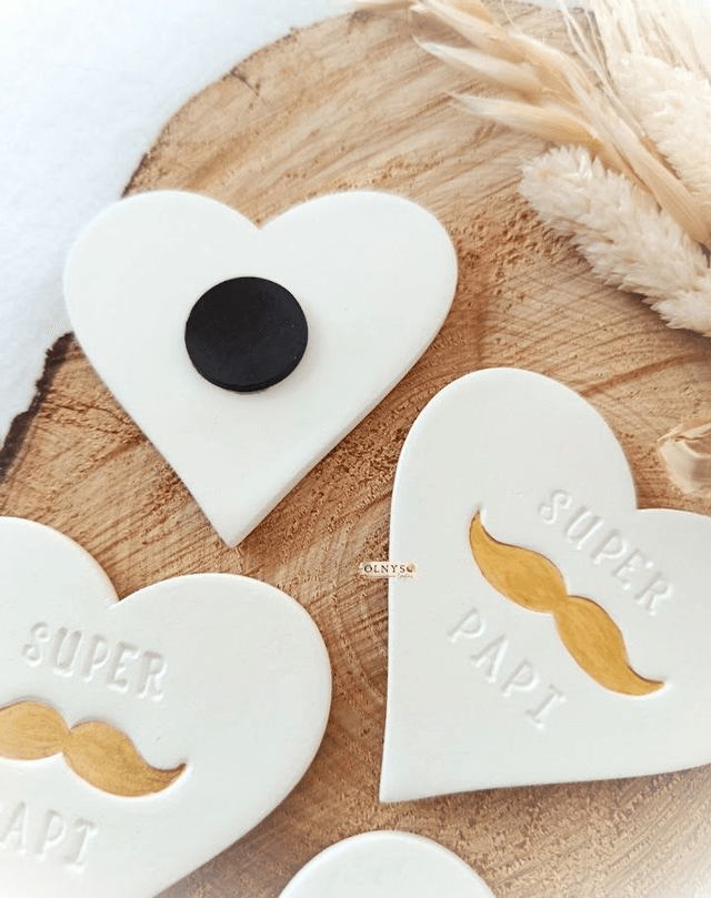 Magnet en argile forme coeur "Papi en or / Super Papi" motif moustache doré 