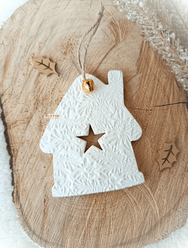 Décoration en argile /  Ornement de Noël ~ Maison (relief houx) 