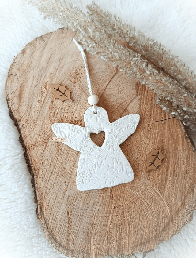 Décoration en argile /  Ornement de Noël ~ Ange (relief houx) 