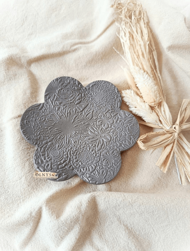 Coupelle porte bijoux en argile couleur terracotta motif floral en relief / Vide-poche