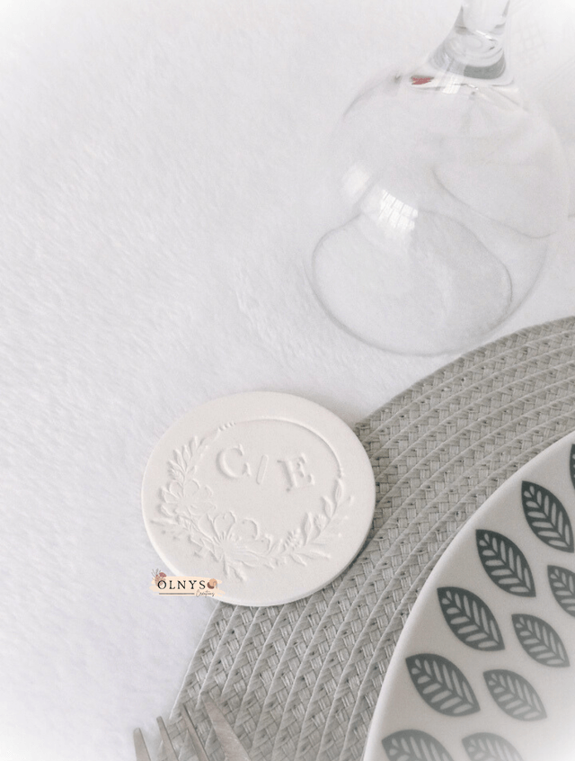 Décoration (magnet) en argile avec initiales & motif floral - Cadeau Souvenir pour vos invités / Mariage