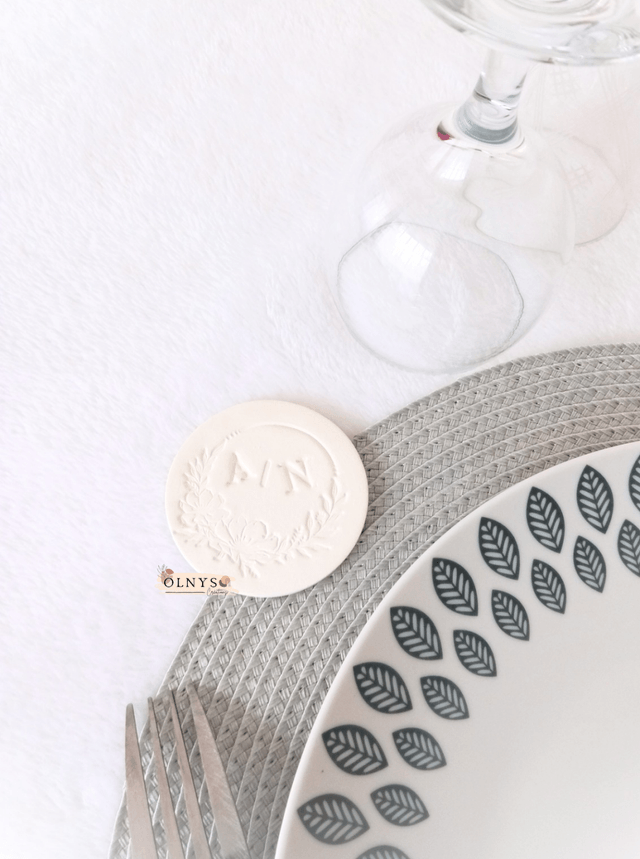 Décoration (magnet) en argile avec initiales & motif floral - Cadeau Souvenir pour vos invités / Mariage