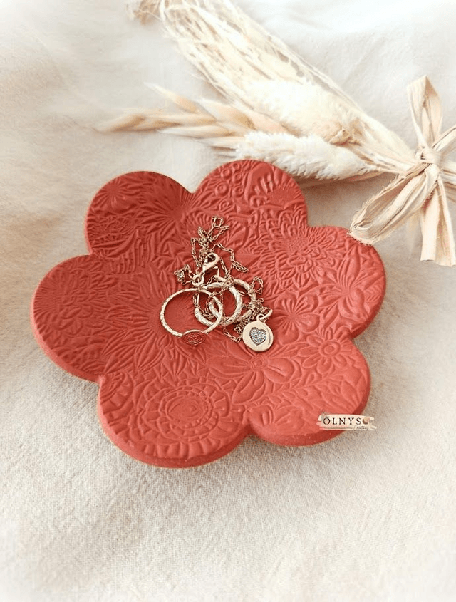 Coupelle porte bijoux en argile couleur terracotta motif floral en relief / Vide-poche