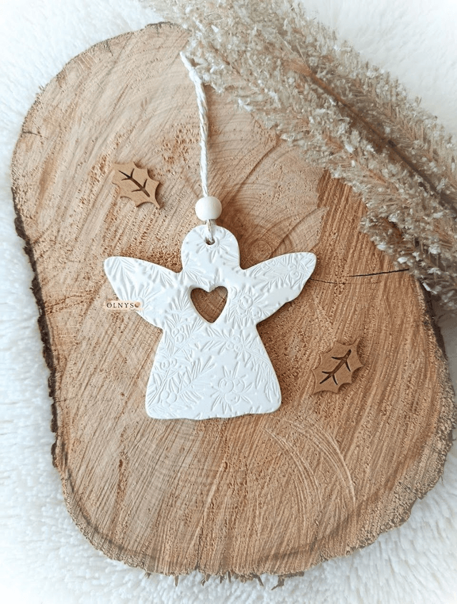 Décoration en argile /  Ornement de Noël ~ Ange (relief houx) 
