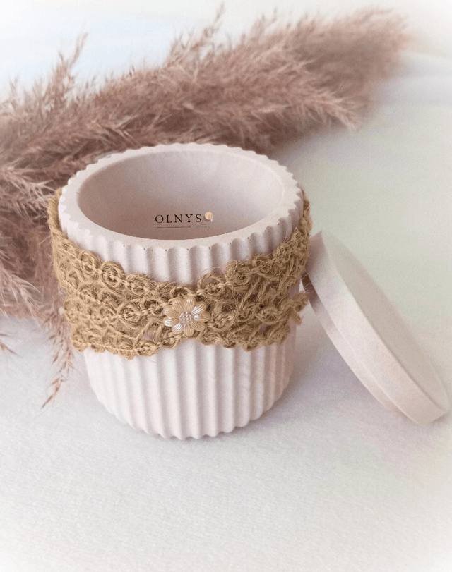 Pot rainuré en plâtre avec ruban de jute - Modèle Sweet Pink