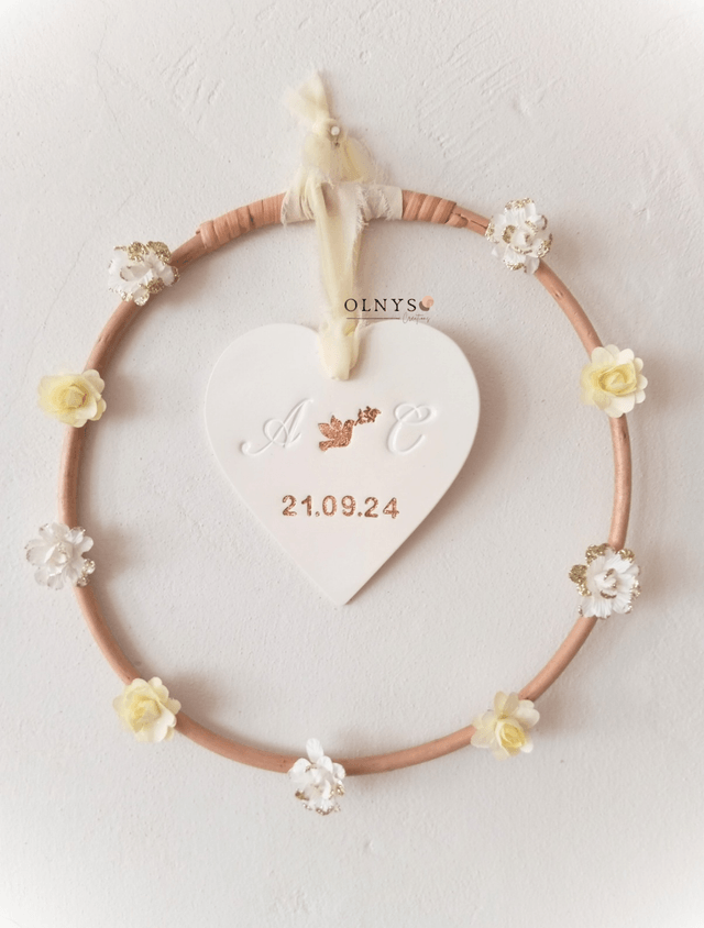 Couronne en osier avec suspension en argile & petites fleurs en papier