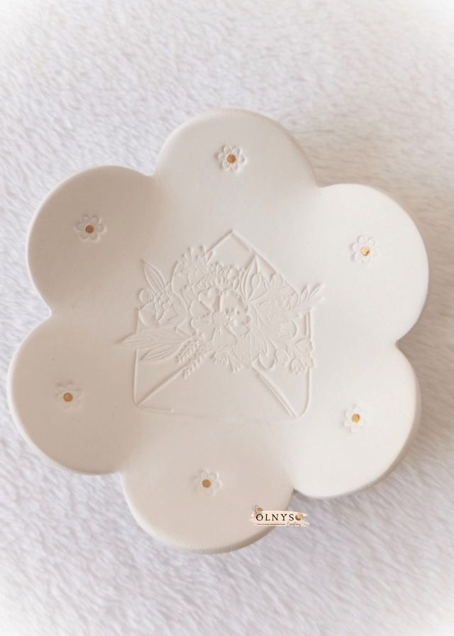 Coupelle porte bijoux en argile motif enveloppe fleurie / Vide-poche