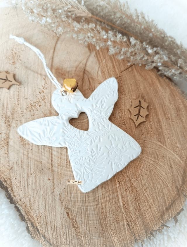 Décoration en argile /  Ornement de Noël ~ Ange (relief houx) 