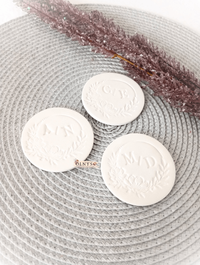 Décoration (magnet) en argile avec initiales & motif floral - Cadeau Souvenir pour vos invités / Mariage