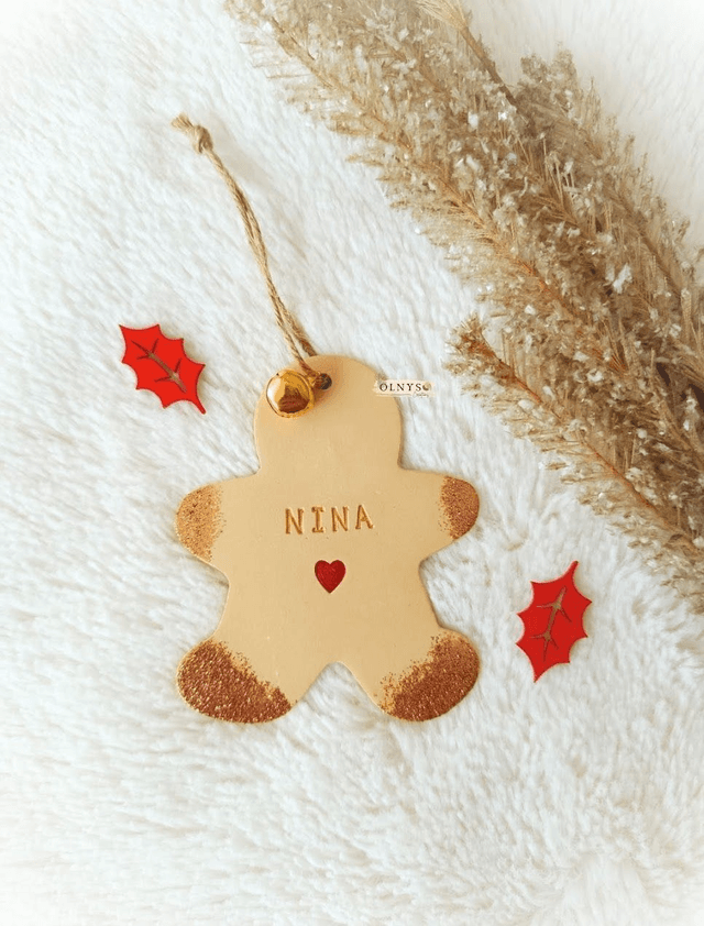 Décoration en argile / Ornement de Noël ~ Bonhomme avec prénom (personnalisable)