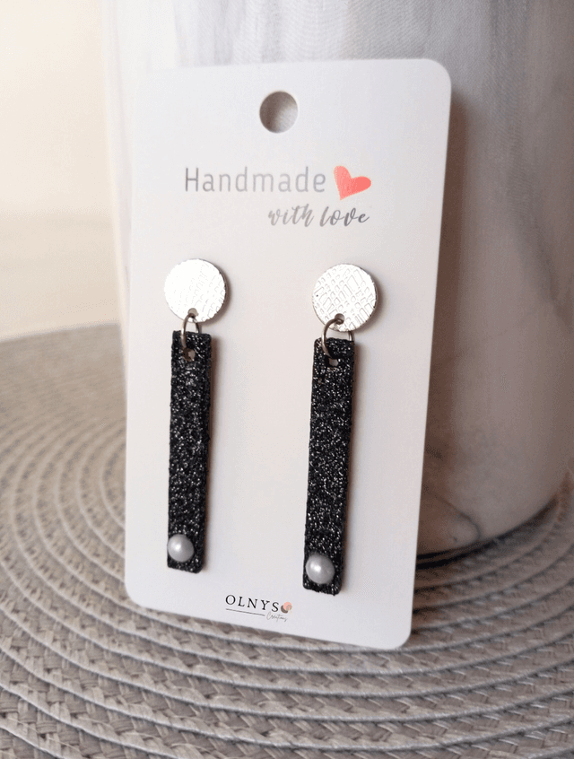 Boucles d&#039;oreilles en bois / Paillettes noires