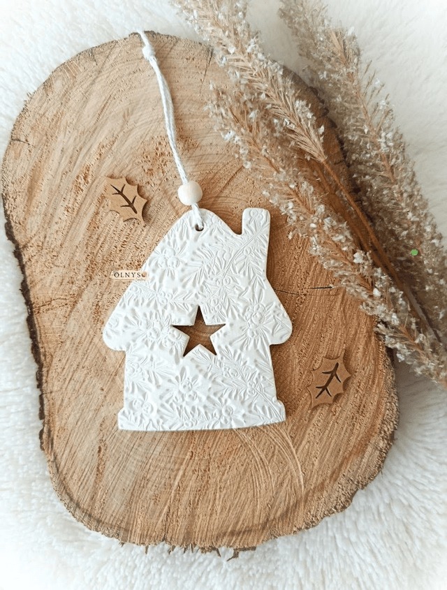 Décoration en argile /  Ornement de Noël ~ Maison (relief houx) 