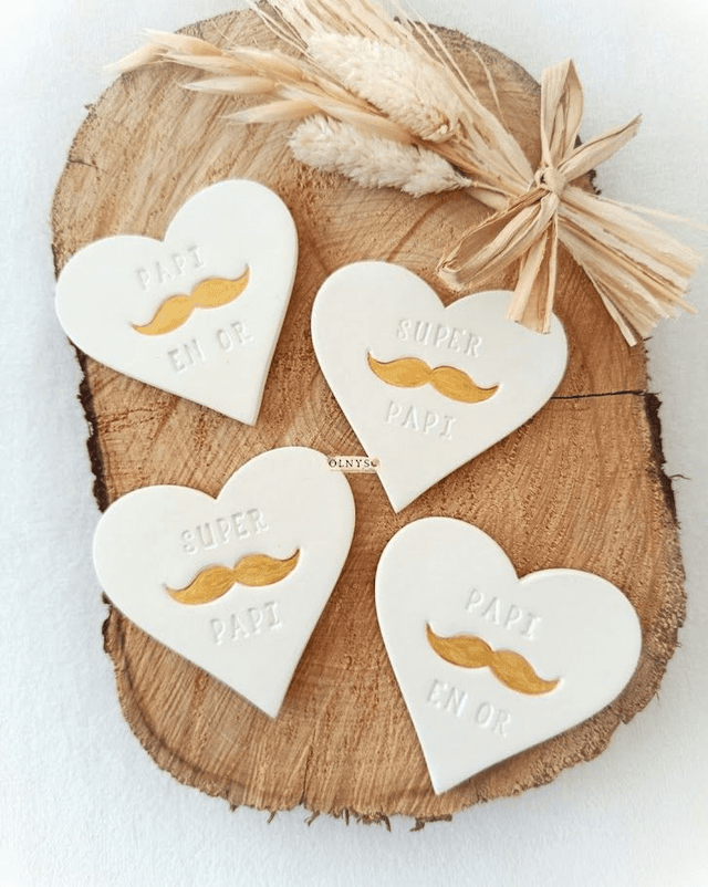 Magnet en argile forme coeur &quot;Papi en or / Super Papi&quot; motif moustache doré 
