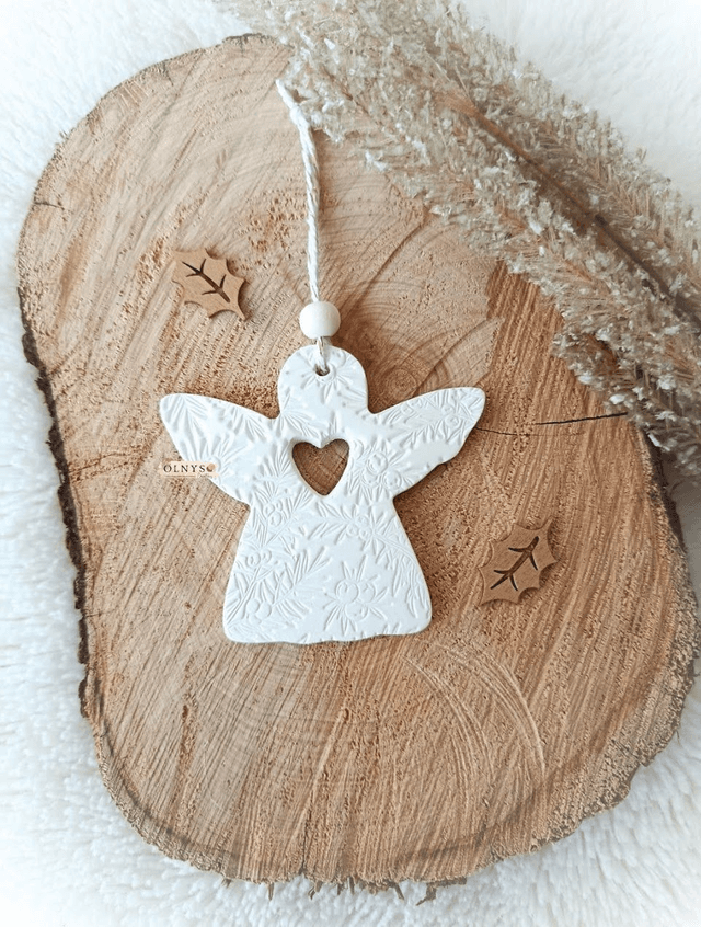 Décoration en argile /  Ornement de Noël ~ Ange (relief houx) 