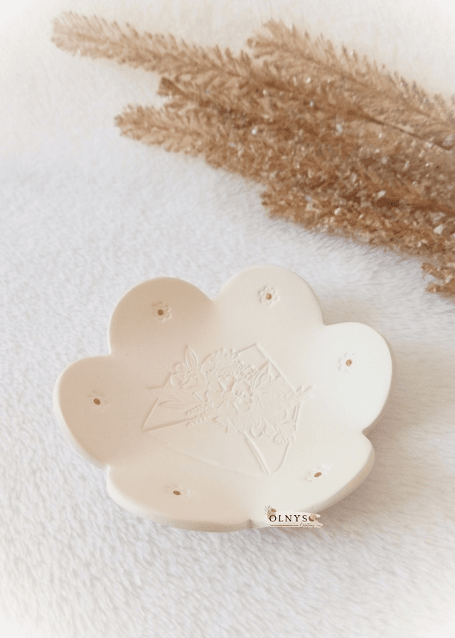 Coupelle porte bijoux en argile motif enveloppe fleurie / Vide-poche